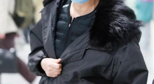 59岁宋丹丹穿健美裤现身，大腿没一点肥肉，身材骨感皮肤显松弛
