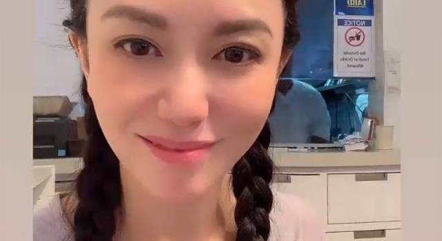 ＂最美殷素素＂48岁没赘肉，嫁洋老公7年未生育，和继子很亲密