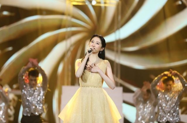关晓彤凭《二十不惑》获演员荣誉 穿性感礼服登台女人味十足