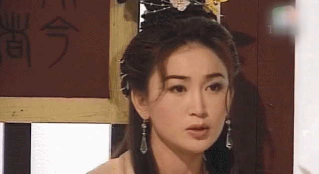 54岁温碧霞秀事业线，却被嘲比树皮还粗糙，腋下赘肉凸出明显？