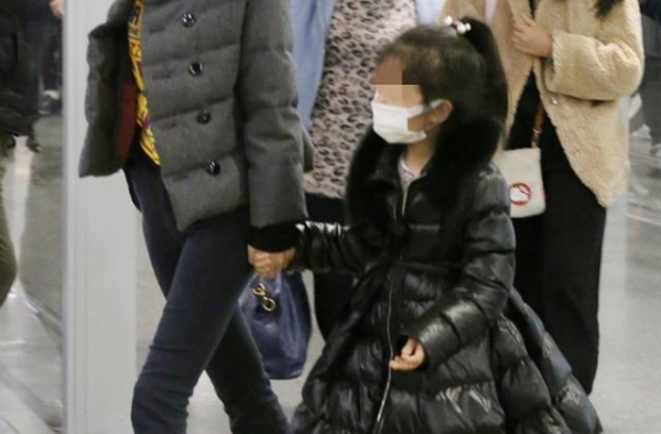马伊琍12岁女儿现身机场，身高直逼妈妈，网友却说不必营销腿长