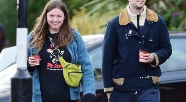 英国性感女演员身材暴肥，大腿粗壮脸像气球，与之前小仙女差太多
