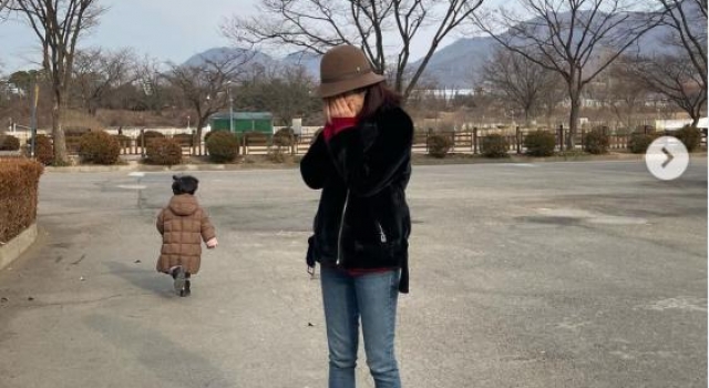 41岁蔡琳离婚后首次露面，咧嘴大笑露后槽牙，法令纹明显太憔悴
