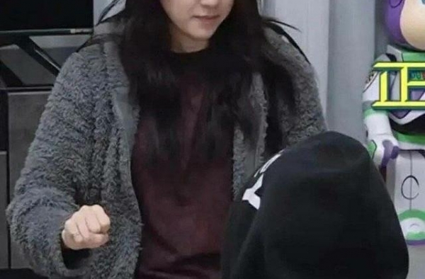 欧阳娜娜才19岁就胖成大妈！大码身材肉乎乎，都要把西装撑破了