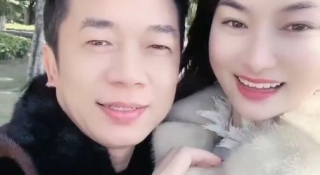 55岁陈星罕晒娇妻，唱《流浪歌》爆红后遁入空门，今收徒场面大