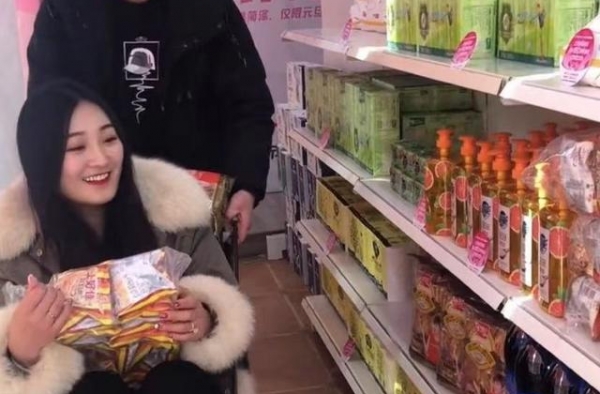 大衣哥儿媳罕秀恩爱！逛超市坐购物车让老公推，货架疑是临时搭建