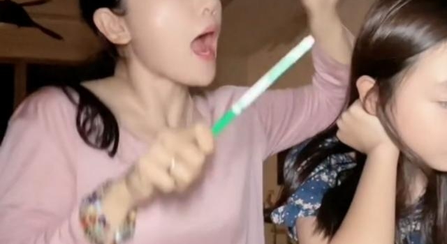 39岁小桃红罕晒女儿，豪宅内景暴露阔太身份，神秘老公从未露面