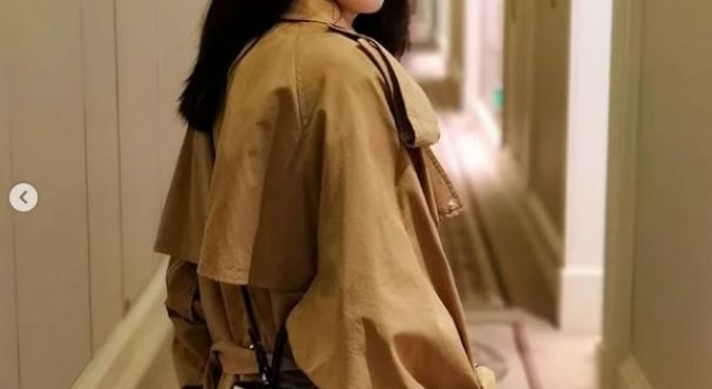 49岁袁咏仪晒美照 素颜披长发温柔“回眸杀”