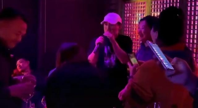 黄渤私下玩太嗨！深夜酒吧聚会桌上堆满酒杯，手舞足蹈逗乐女友人