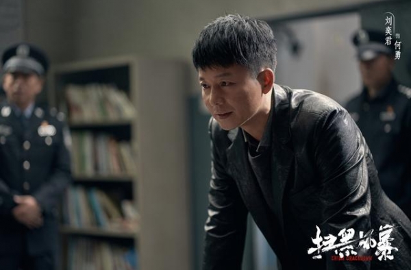 孙红雷卧底黑社会，张艺兴演帅气警察，《扫黑风暴》太会玩了