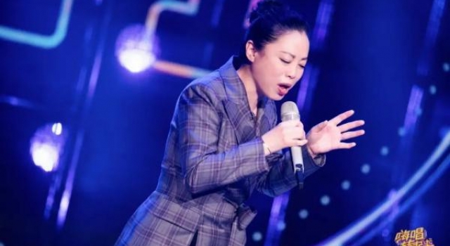 《嗨唱转起来2》送你一朵小红花，何炅压轴亮相唱哭全场