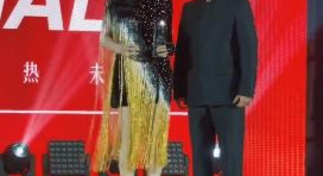 范冰冰罕获公益大奖，领奖时戴硕大钻戒，台下拿7千元毛毯盖腿
