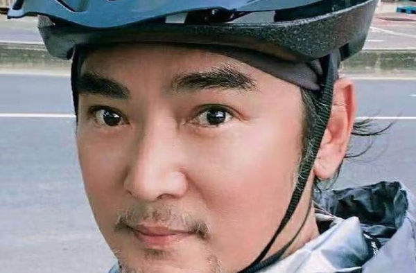 焦恩俊近照苍老，自称“肉包子脸”，与“哮天犬”15年后再互动