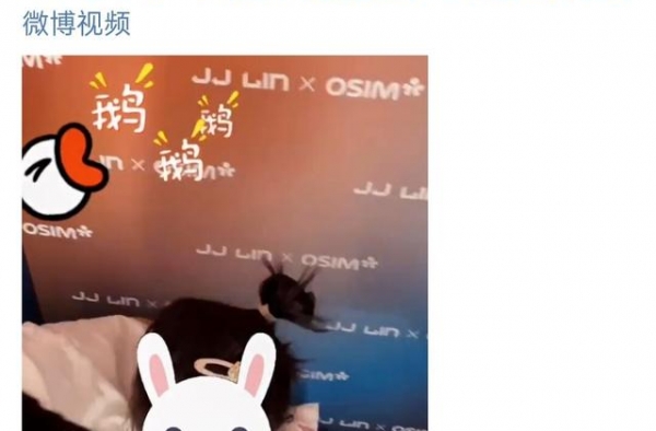 陈赫夫妻陪女儿玩捉迷藏，场面温馨，却意外曝光满地名牌鞋