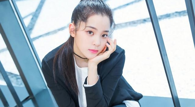 欧阳娜娜再现迷惑行为！喊多位男明星爸爸，被陈伟霆拒绝却不改口