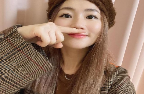 形象崩塌？Selina公开晒戳鼻孔“丑”照，网友却赞她可爱