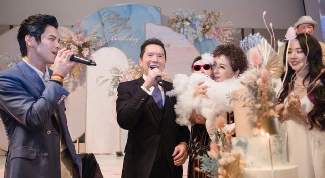 郭碧婷500万造型出席女儿百日宴！光裙子就20万，比向太厉害