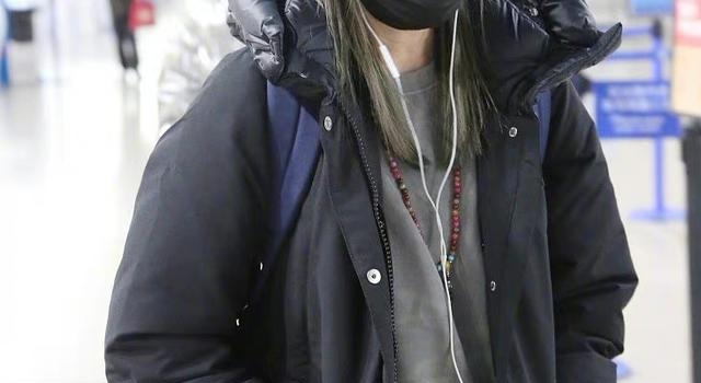 赵薇难得好憔悴！独自走机场素颜没法看，眼袋明显瞬间老太多