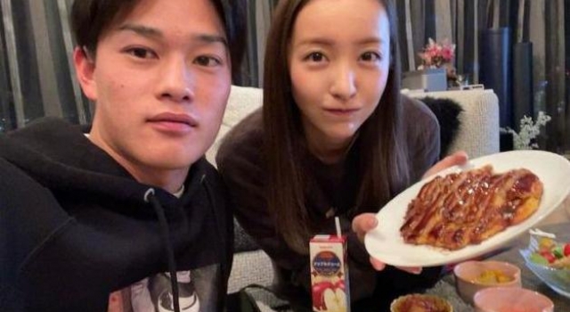 板野友美晒与高桥奎二合照 夫妇共同用餐笑容超甜