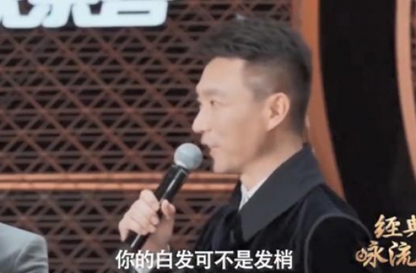康辉说和21岁最大差别是脸的宽度，看到他年轻的照片，网友信了
