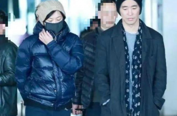 情变？46岁徐静蕾与黄立行同框无互动 表情冷漠