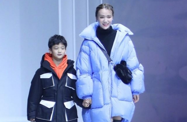 田亮儿子竟然长这么大了！模样就是迷你版田亮，网友：能当明星了
