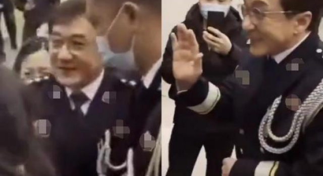 成龙跑活动憔悴不修边幅，头发秃了一块，认老坦言曾吃不消用替身
