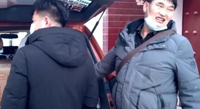 大衣哥为儿媳置办年货，塞满整整一车太阔绰，大方买车太宠溺