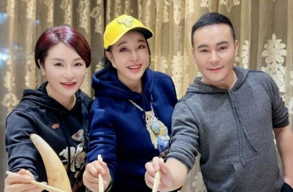 刘晓庆大胆吃“犀牛肉”？脖子上玉葫芦拳头大，一个手镯价格过亿