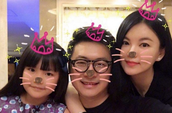 王岳伦再次惹争议！带王诗龄参加饭局，当着女儿悠闲抽烟毫不避讳