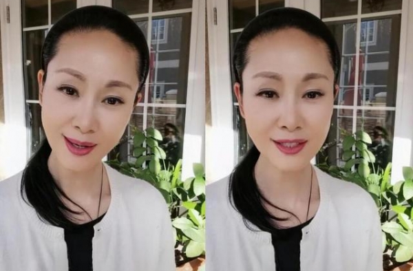 于文华豪宅装塑料门像乡村别墅，装修朴素空荡，罗马柱上污渍多
