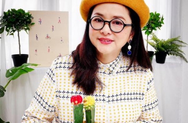 90年代女神叶蕴仪近照曝光，嫁入豪门历经婚变，如今做直播捞金