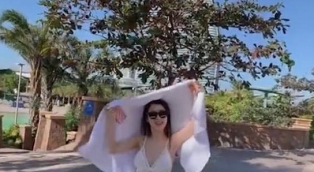 炫富女郭美美穿泳衣出游，与男友人吐舌互动好暧昧，网友：太恶心