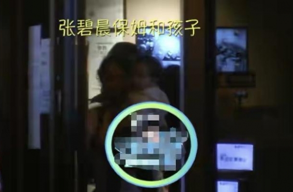 张碧晨带女儿外出曾被拍，五官轮廓像华晨宇，模样乖巧可爱