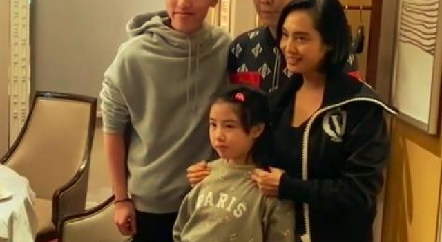 朱茵与老公黄贯中罕同框，眼窝深陷黑眼圈明显，8岁女儿颜值抢眼