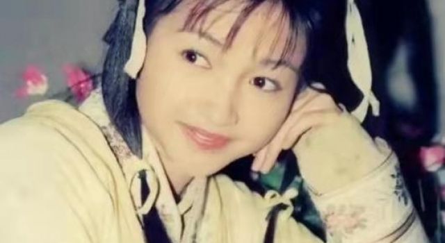 ＂最美郭襄＂李绮红变路人大妈！最新自拍痘痘抢镜，混血儿子超帅
