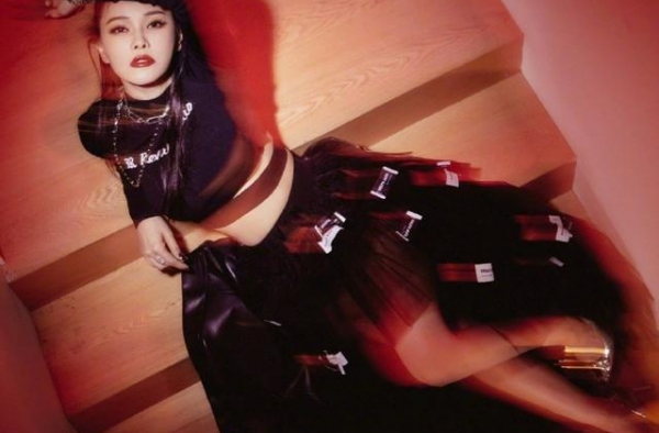 52岁伊能静练出少女腰，穿露脐装炫腹肌，生完二胎不见一丝赘肉