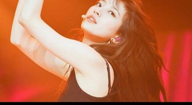 韩清纯女星穿超短裙跳热舞，意外露出黑色肩带，网友：看了喷血