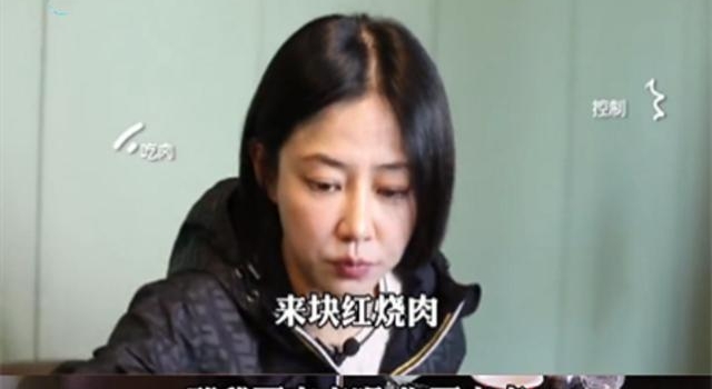 谭卓素颜出镜大口猛吃肉，与美艳形象反差太大，头顶稀疏脱发严重