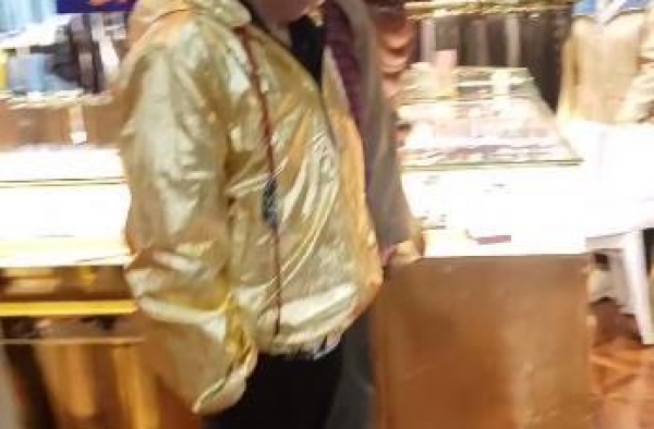 侯耀华又被拍到逛服装市场，金色夹克闪瞎人眼，好似精神小伙儿