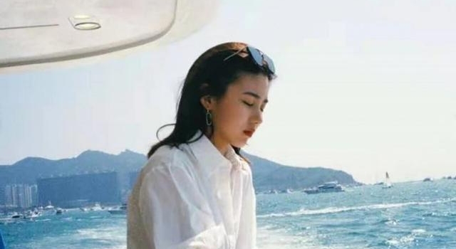 汪峰前妻才是赢家！女儿长大后比章子怡还美，16岁五官变港风