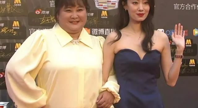 微博电影之夜红毯：贾玲张小斐“做作”摆拍，欧阳娜娜小肚子明显